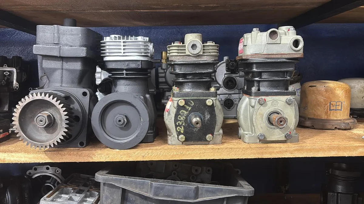 Compressores de ar organizados na prateleira da Rotec