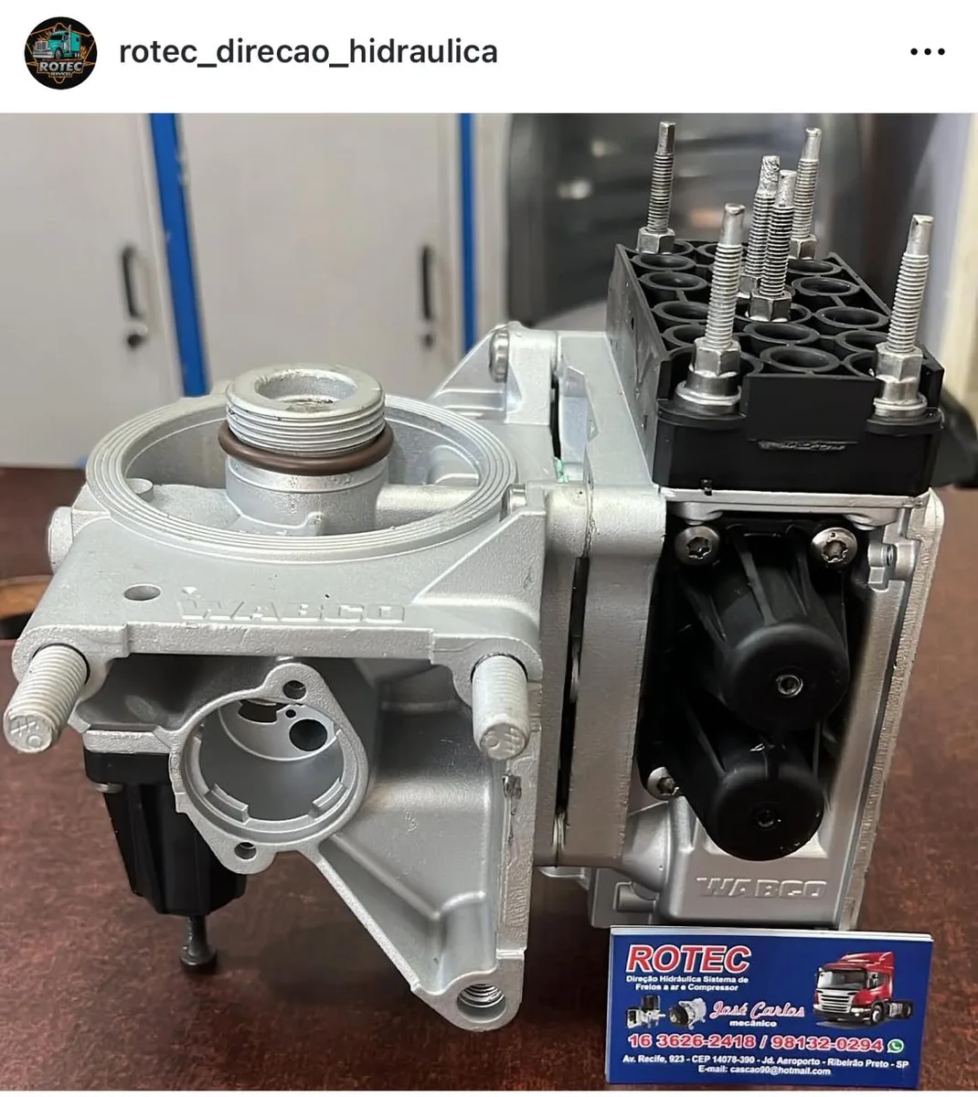 Conjunto pneumático Wabco com bloco de válvulas — vista frontal