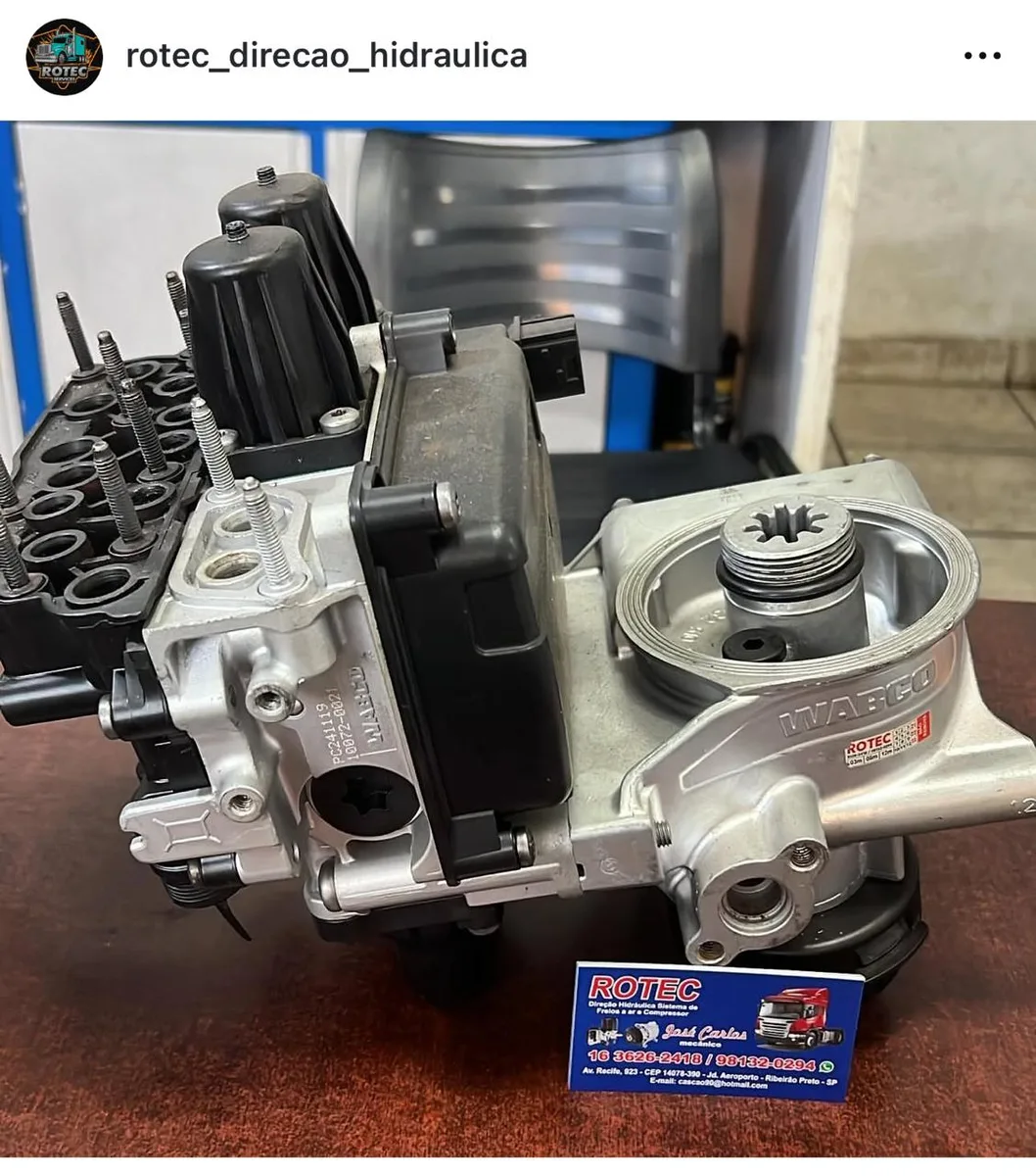 Conjunto pneumático Wabco com bloco de válvulas — vista lateral