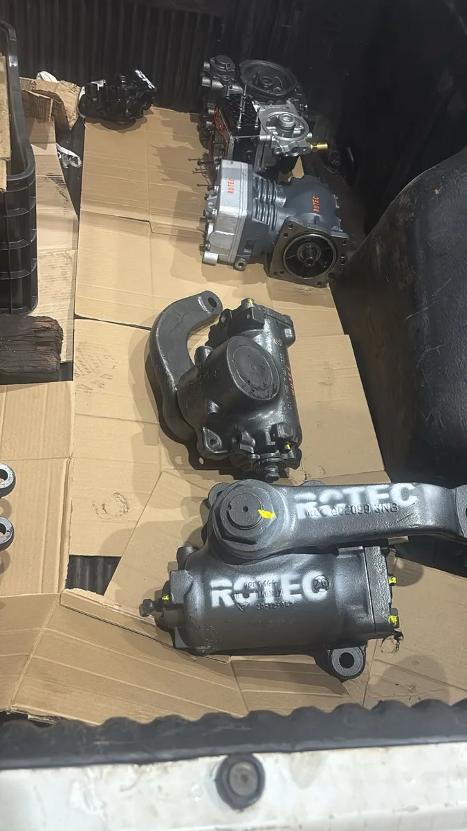 Caixas de direção e compressores organizados no estoque da Rotec